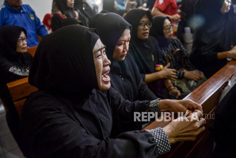 Salah satu korban First Travel, Sri Nurwati (kiri) teriak histeris usai sidang gugatan perdata First Travel di Pengadilan Negeri Depok, Jawa Barat, Senin (25/11).