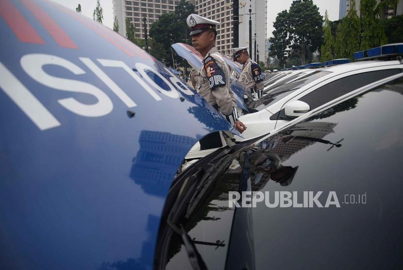 Sejumlah polisi mengikuti apel gelar kendaraan dalam rangka persiapan pengamanan Natal dan Tahun Baru 2019 di Parkir Timur Senayan, Jakarta, Senin (25/11).