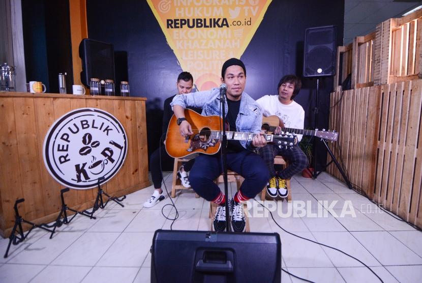 Grup band Armada. E-Motion Entertainment dan Ainaki garap ulang delapan video musik, dua di antaranya milik Armada.