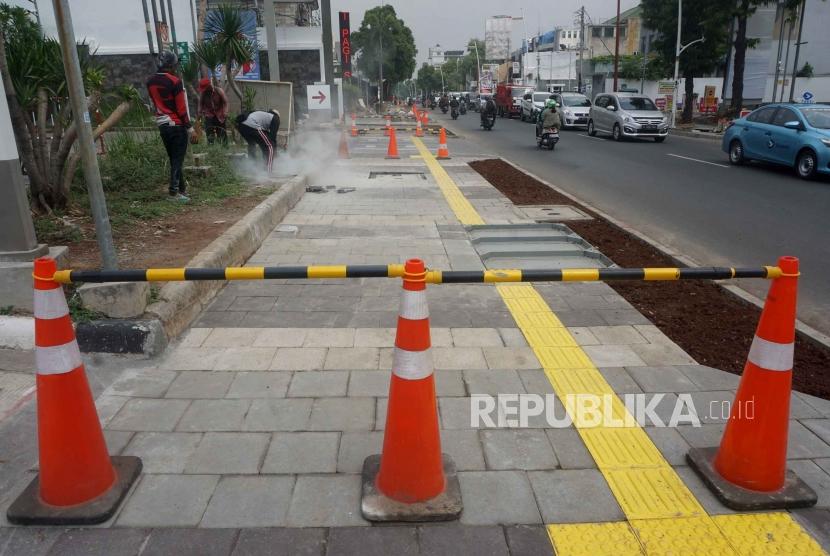 Pengerjaan trotoar dengan lebar 4 meter terus dikebut di Kawasan Kemang, Jakarta, Rabu (27/11).