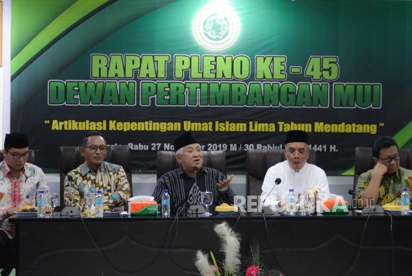 Ketua Dewan Pertimbangan Majelis Ulama Indonesia Din Syamsuddin (kedua kiri) bersama perwakilan politisi dari partai Islam saat memimpin acara rapat pleno di Kantor MUI, Jalan Proklamasi, Menteng, Jakarta, rabu (27/11).