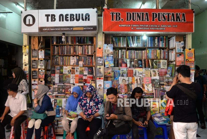 Pedagang mengikuti sosialisasi bersama penerbit, dan Polda DIY terkait peredaran buku bajakan di sentra buku Shoping, Yogyakarta, Rabu (27/11).