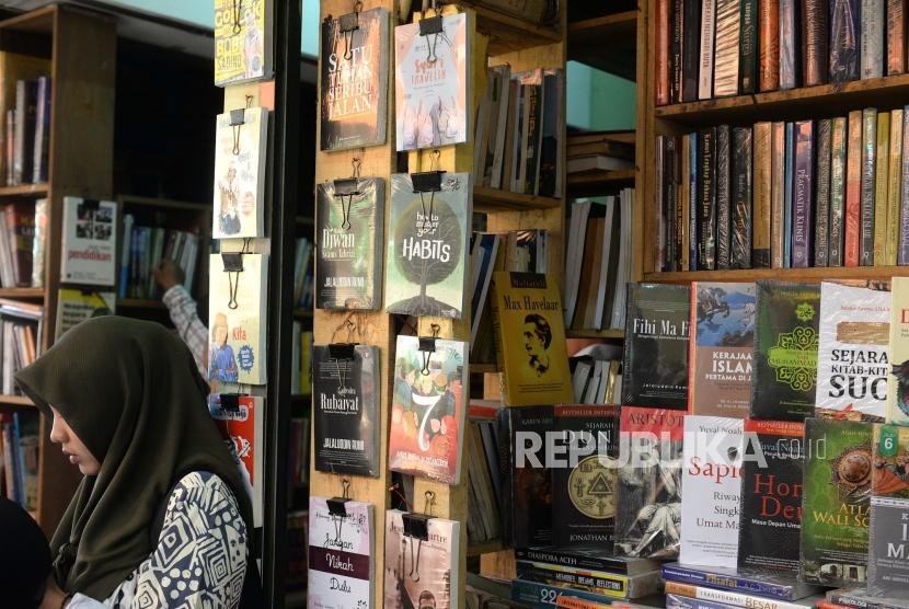 Stop peredaran buku bajakan. Pedagang mengikuti sosialisasi bersama penerbit, dan Polda DIY terkait peredaran buku bajakan di sentra buku Shoping, Yogyakarta. Dokter sekaligus penulis buku, dr Jiemi Ardian, menyoroti maraknya praktik pembajakan buku di Indonesia. (ilustrasi). 