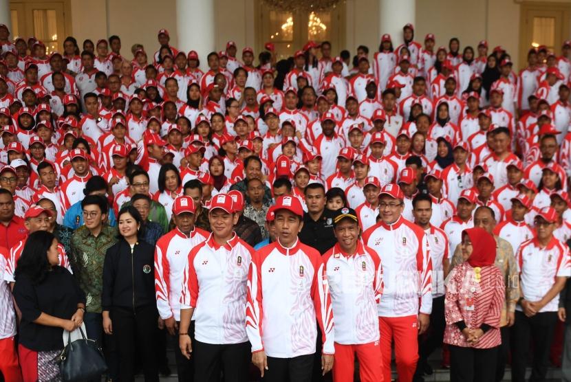 Presiden Joko Widodo (tengah) berjalan bersama kontingen Indonesia saat pelepasan atlet untuk SEA Games 2019 di Istana Bogor, Jawa Barat, Rabu (27/11/2019).