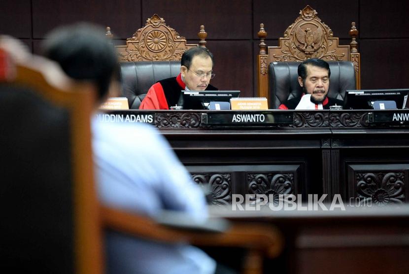 Ketua Majelis Hakim Mahkamah Konstitusi (MK) Anwar Usman didampingi Hakim Konstitusi mengikuti sidang putusan perkara di Gedung Mahkamah Konstitusi, Jakarta, Kamis (28/11).