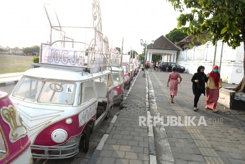 Sarana Pendukung Pariwisata. Beberapa kendaraan hias kayuh menunggu wisatawan di Alun-alun Kidul, Yogyakarta, Kamis (28/11).