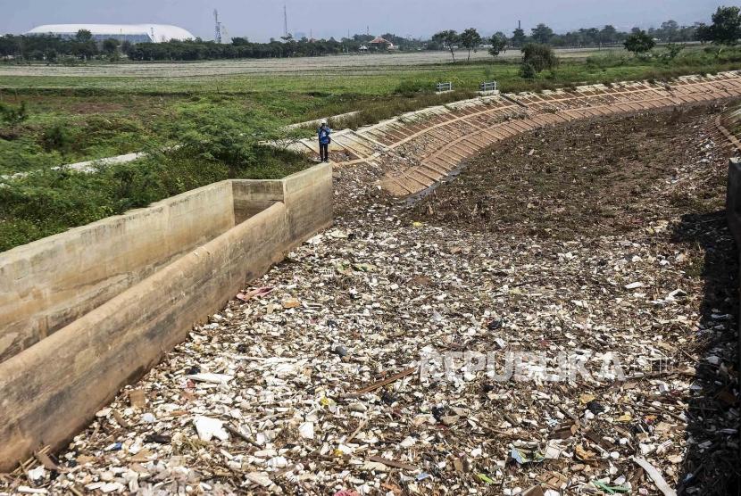 Suasana sampah yang menutupi permukaan Sungai Cikeruh yang bermuara ke Sungai Citarum di Sukarame, Cileunyi, Kabupaten Bandung, Kamis (28/11).