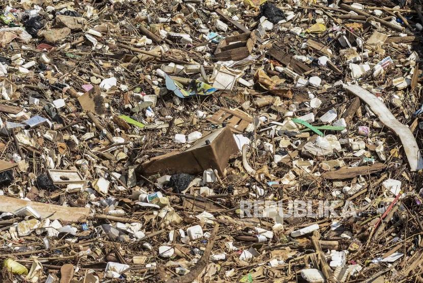 Suasana sampah yang menutupi permukaan Sungai Cikeruh yang bermuara ke Sungai Citarum di Sukarame, Cileunyi, Kabupaten Bandung, Kamis (28/11).