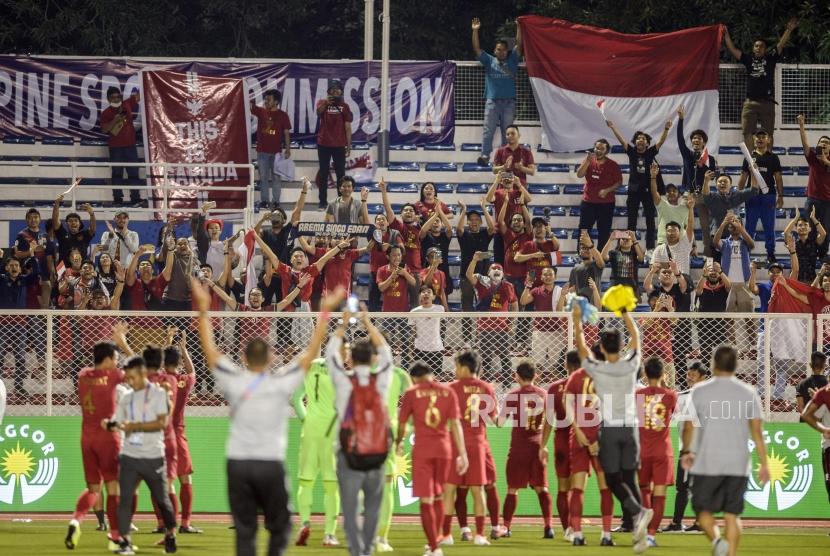 Pesepakbola Timnas Indonesia beserta ofisial menghampiri suporter usai melawan pesepakbola Timnas Singapura pada pertandingan Grup B Sea Games 2019 di Stadion Rizal Memorial, Manila, Filipina, Kamis (28/11).