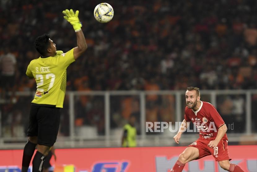 Kiper Persipura Dede Sulaiman (kiri) pada laga lanjutan Liga 1 Indonesia.