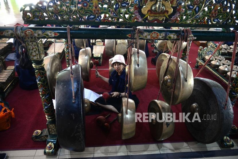 Pelatihan Karawitan. Mahasiswa Sastra Jawa UGM memainkan gamelan saat pelatihan Karawitan di PKKH, Yogyakarta, Jumat(29/11).