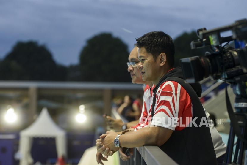 Ketua KOI Raja Sapta Oktohari menyaksikan pertandingan polo air Indonesia dengan polo air Malaysia di New Clark City Aquatic Centre, Clark, Filipina, Jumat (29/11).