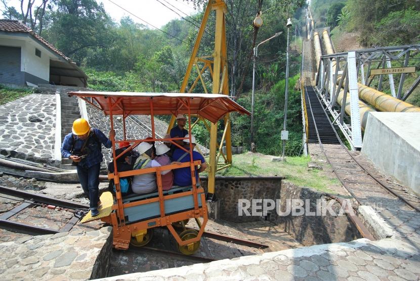 Lori peninggalan Belanda menuju turbin Pembangkit Listrik Tenaga Air (PLTA) Lamajan, Kecamatan Pangalengan, Kabupaten Bandung, Jumat (29/11).