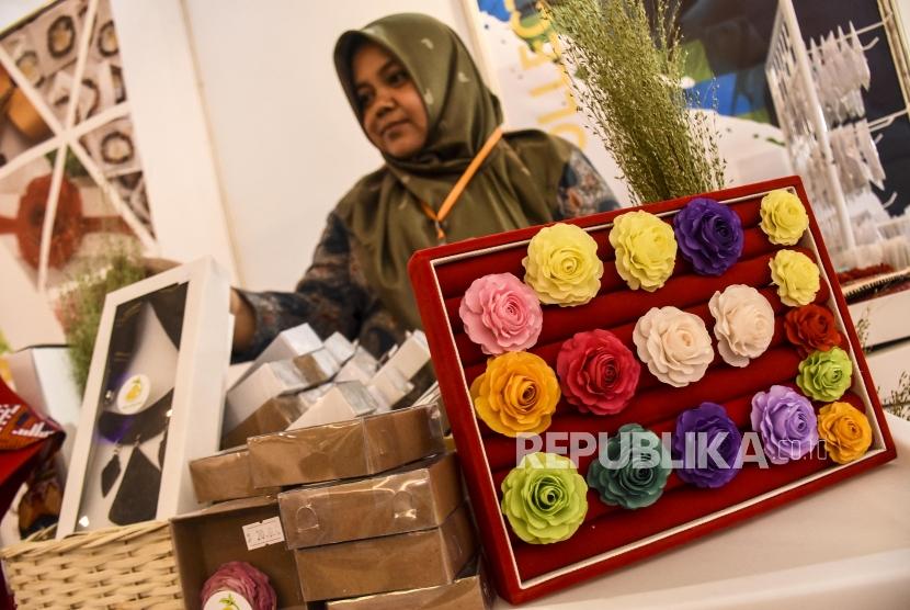 Pengunjung melihat produk kerajinan di salah satu stan pada Wisuda dan Pameran UMKM Juara di Harris Hotel Festival Citylink, Jalan Peta, Kota Bandung, Jumat (29/11).