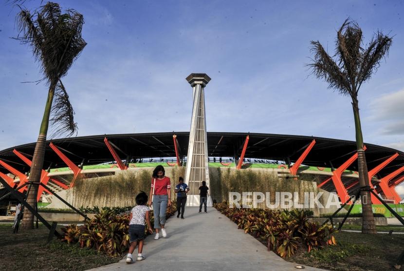 Sejumlah warga berada di dekat kaldron Sea Games 2019 di depan Stadion Atletik, New Clark City, Filipina, Jumat (29/11).