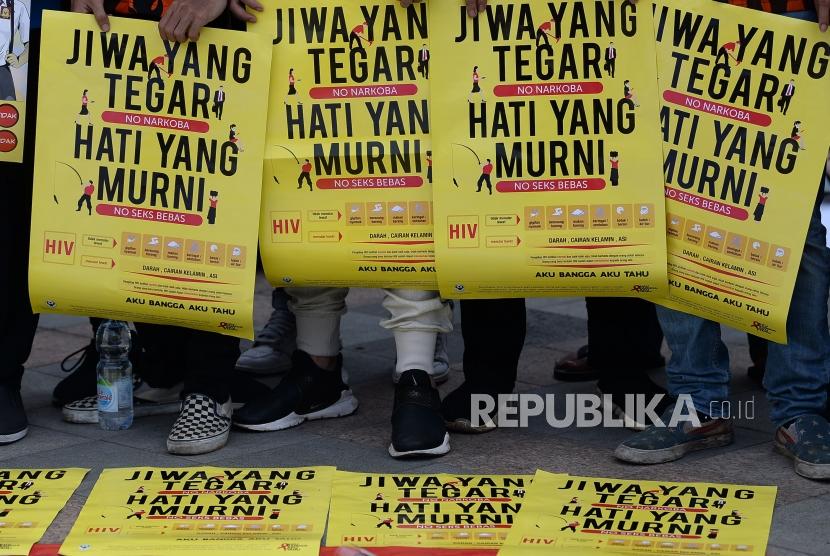Warga membawa poster saat aksi peringatan hari AIDS Sedunia di Jakarta. (ilustrasi)