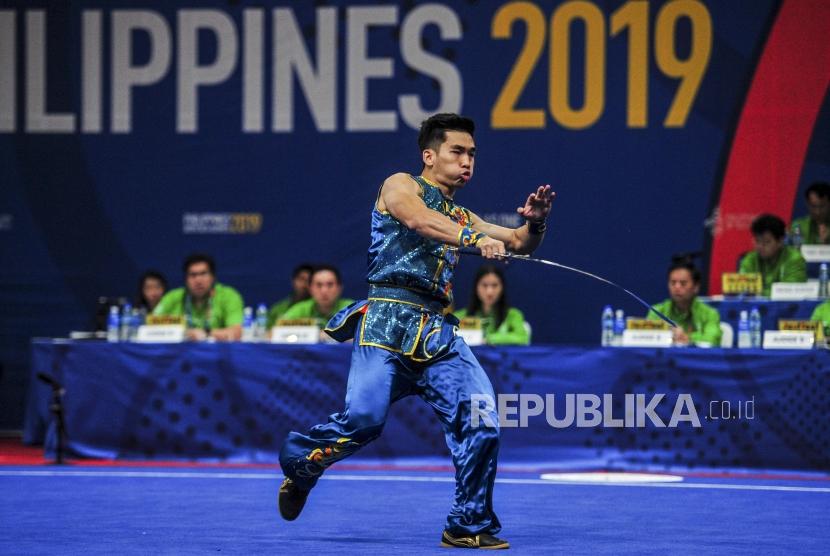 Atlet Wushu Indonesia Haris Horaitus saat tampil pada nomor Taolu Nandao di World Trade Center, Manila, Filipina, Ahad (1/12).