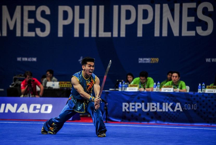 Atlet Wushu Indonesia Haris Horaitus saat tampil pada nomor Taolu Nandao di World Trade Center, Manila, Filipina, Ahad (1/12).