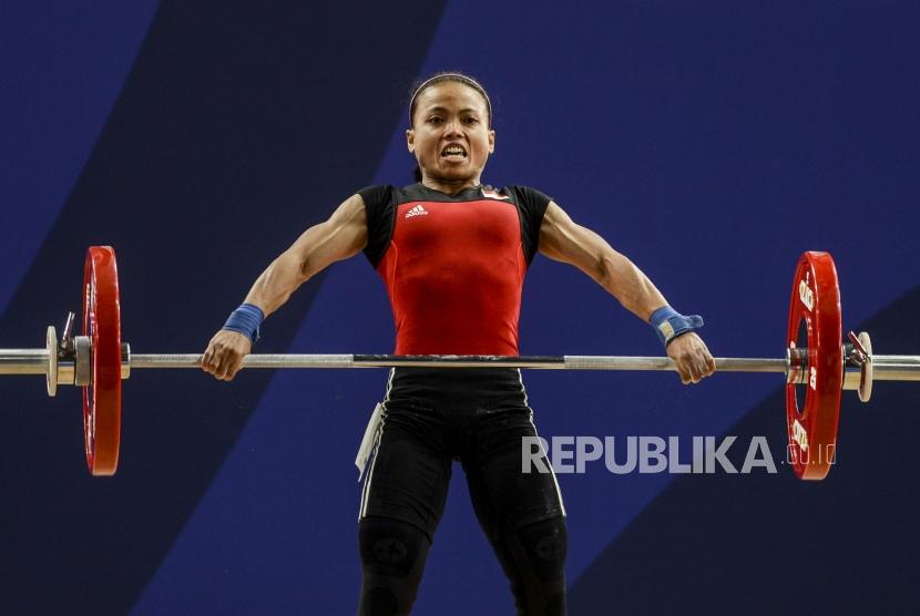 Lifter Putri Indonesia Lisa Setiawati saat melakukan pengangkatan pada pertandingan cabang olahraga angkat besi kategori putri 45 kilogram di RSMC Ninoy Aquino Stadium, Manila, Filipina, Ahad (1/12).