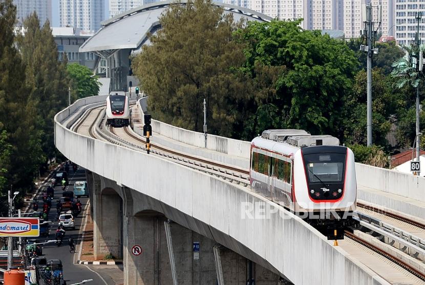 Kereta Light Rail Transit (LRT) memasuki Stasiun Velodrom Rawamangun, Jakarta, Ahad (1/12).
