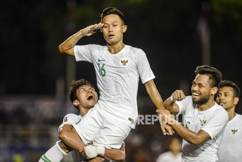 Pesepakbola Timnas Indonesia Sani Rizki Fauzi melakukan hormat usai membbobol gawang Timnas Vietnam pada babak kualifikasi Grup B Sea Games 2019 di Stadion Rizal Memorial, Manila, Filipina, Ahad (1/12).