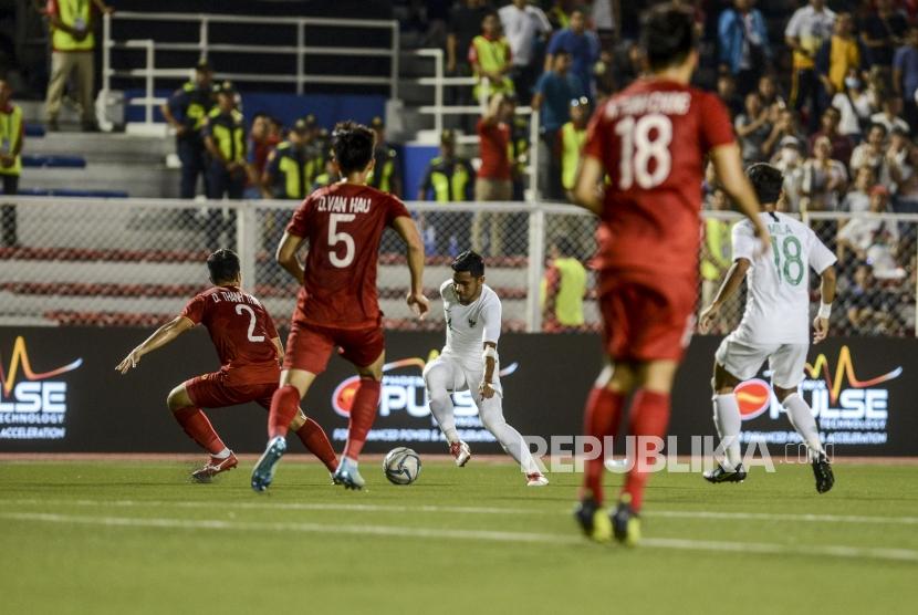 Laga timnas Vietnam kontra Indonesia pada fase grup sepak bola SEA Games 2019. Vietnam akan kembali bertemu Indonesia pada partai final. Vietnam didukung suporter yang menyewa delapan pesawat untuk datang ke Manila.
