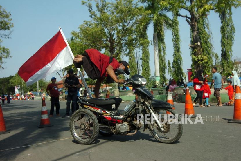 [Ilustrasi] Penyandang disabilitas melakukan atraksi freestyle mengunakan sepeda motor roda tiga saat memperingati Hari Difabel Internasional di Alun-alun Slawi, Kabupaten Tegal, Jawa Tengah, Minggu (1/12/2019).
