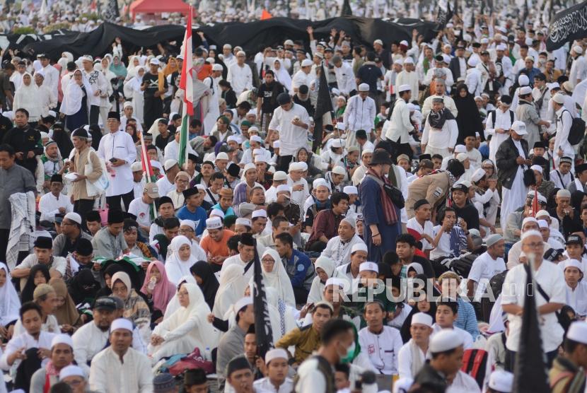 Massa yang tergabung dalam Alumni 212 memadati lapangan Monumen Nasional, Jakarta, Senin (2/12).