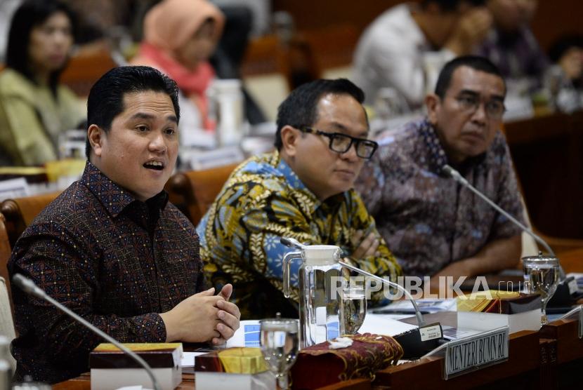 Menteri BUMN Erick Thohir ketika mengikuti rapat kerja dengan Komisi VI DPR di Kompleks Parlemen, Senayan, Jakarta, Senin (2/12).
