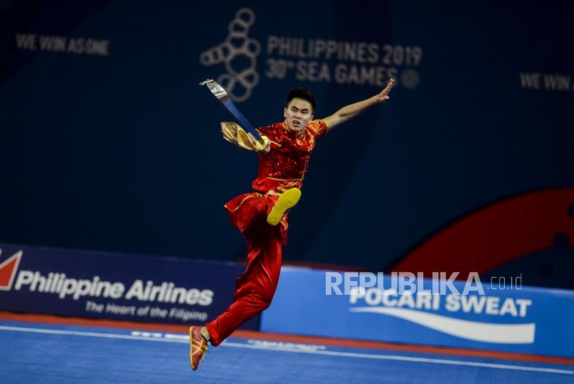 Atlet Wushu Indonesia Edgar Xavier saat tampil pada nomor Taolu Daoshu/Gunshu combine putra Sea Games 2019 di World Trade Center, Manila, Filipina, Ahad (1/12).