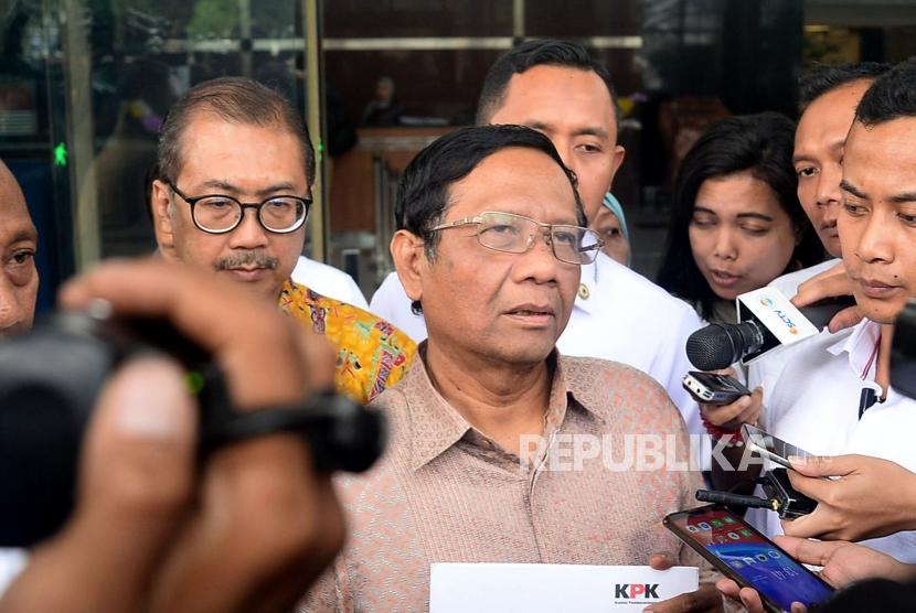 Menko Polhukam Mahfud MD memasuki mobil seusai menyerahkan Laporan Harta Kekayaan Penyelenggara Negara (LHKPN) di gedung KPK, Jakarta, Senin (2/12).