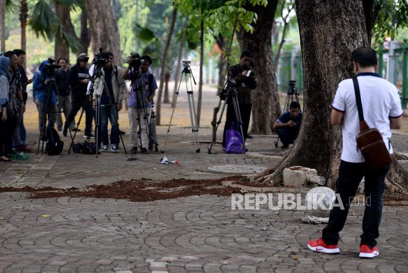 Jurnalis berakitvitas didekat TKP ledakan di Kawasan Monas, Jakrta, Selasa (3/12).