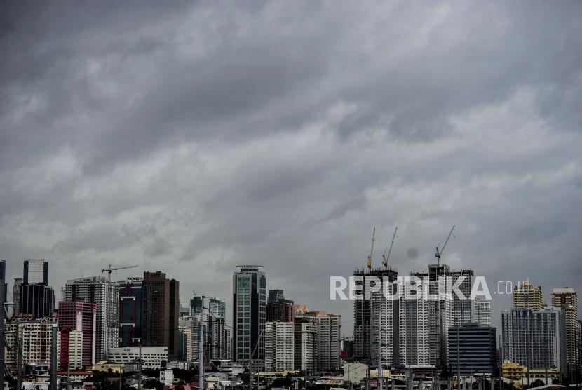Suasana gedung bertingkat diselimuti awan gelap badai Kammuri di Manila, Filipina, Selasa (3/12).