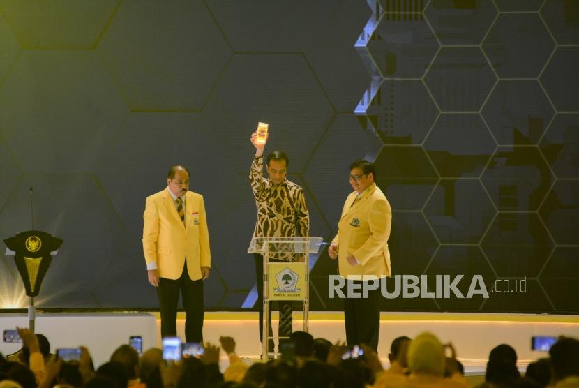Presiden Republik Indonesia Joko Widodo (kanan kedua), bersam Ketua Umum Partai Golkar Airlangga Hartarto (kanan) dan Ketua Penyelenggara Munas Golkar Melchias Marcus Mekeng (kiri) membuka acara Musyawarah Nasional ke-10 Partai Golkar, di Jakarta, Selasa (3/12).