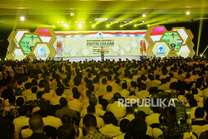 Ketua Umum Partai Golkar Airlangga Hartarto memberikan sambutan saat acara Musyawarah Nasional ke-10 Partai Golkar, di Jakarta, Selasa (3/12).