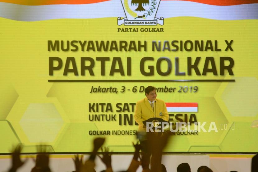 Ketua Umum Partai Golkar Airlangga Hartarto memberikan sambutan saat acara Musyawarah Nasional ke-10 Partai Golkar, di Jakarta, Selasa (3/12). Airlangga kemungkinan besar akan kembali memimpin Golkar lewat aklamasi. 
