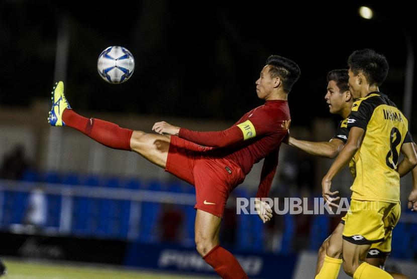 Pesepak bola timnas U-22 Indonesia Andy Setyo Nugroho mencoba mengontrol bola saat melawan Brunei Darussalam pada pertandingan Grup B SEA Games 2019 di Stadion Sepak Bola Binan, Laguna, Filipina, Selasa (3/12).