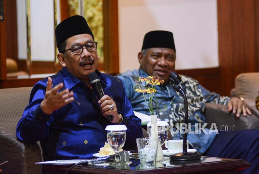 Wakil Menteri Agama Zainud Tauhid (kiri)  mengoreksi pendapat pakar Australia soal Islamisme Indonesia. 