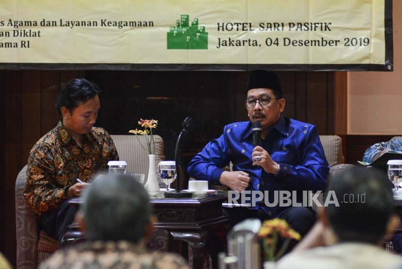 Wakil Menteri Agama Zainud Tauhid menyampaikan materi saat acara Seminar Hasil Penelitian Indeks Kepuasan Pelayanan Haji Indonesia Tahun 2019 di Jakarta, Rabu (4/12).