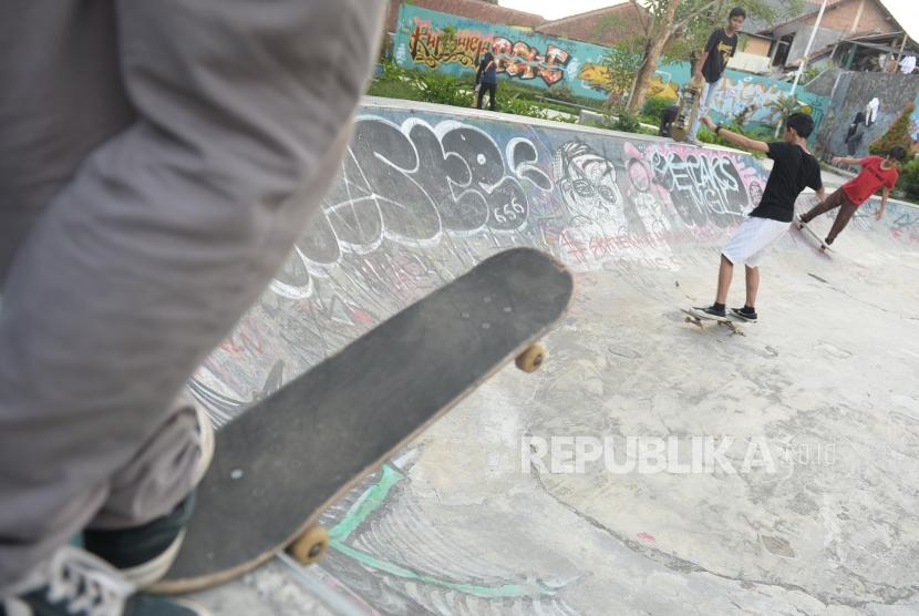  Remaja berlatih s board di Skatepark. (Ilustrasi)