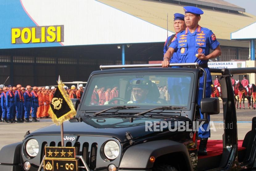 Kapolri Jenderal (Pol) Idham Aziz melakukan pemeriksaan pasukan pada puncak perayaan HUT Ke- 69 Polairud di Mako Polisi Udara Pondok Cabe, Tangerang Selatan, Banten, Rabu (4/12/2019).