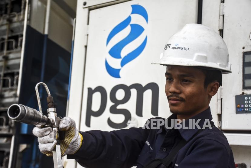 Petugas memeriksa selang penyalur gas di area SPBG MRU PGN, Jalan Banten, Kota Bandung, Kamis (5/12).