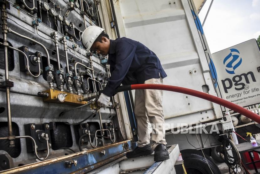 Petugas memeriksa selang penyalur gas di area SPBG MRU PGN, Jalan Banten, Kota Bandung, Kamis (5/12).