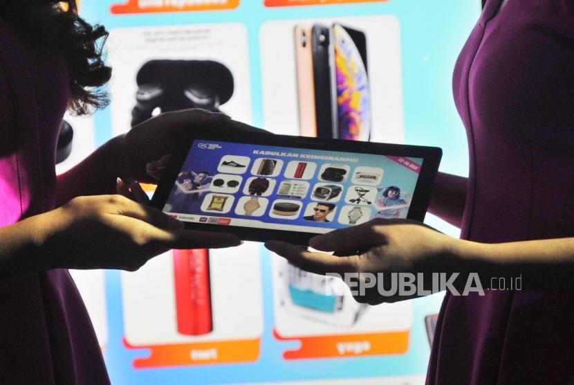 Model memperlihatkan aplikasi belanja online jelang Harbolnas bertema Lazada 12.12 Grand Year Sale di Jakarta, Kamis (5/11) (ilustrasi).