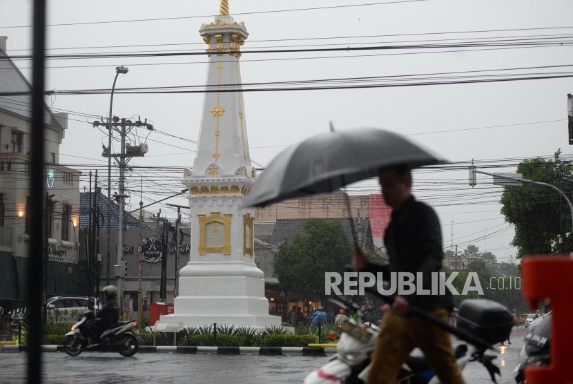 Memasuki Musim Hujan. Hujan deras yang pertama mengguyur kawasan Tugu Pal Putih, Yogyakarta, Jumats (6/12).
