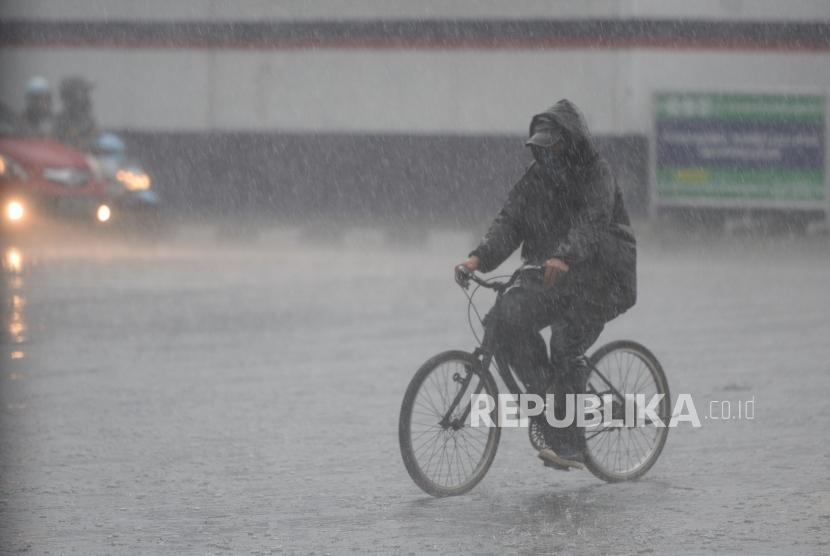 BMKG mengimbau warga Jateng bagian barat dan tengah mewaspadai hujan lebat. Ilustrasi.