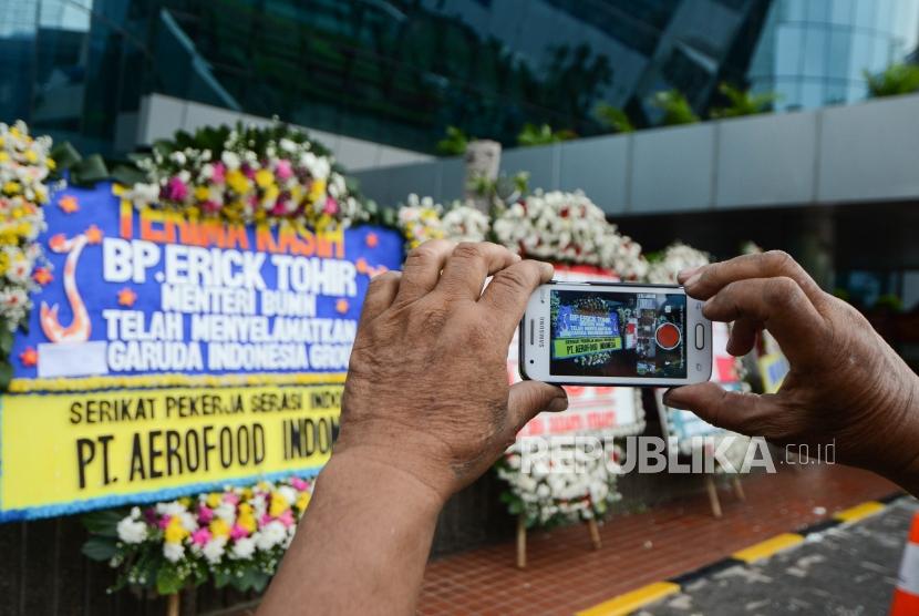 Sejumlah karangan bunga memenuhi kantor Kementerian BUMN, Jakarta, Jumat (6/12). Karangan bunga menjadi dukungan atas kebijakan pemecatan Dirut Garuda.