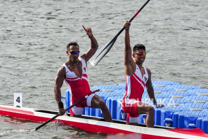 Atlet kano Indonesia Anwar Tarra dan Yuda Firmansyah berselebrasi usai memenangkan babak final cabang olahraga dayung kategori 1.000 meter ganda putra di Malawan Park, Subic, Filipina, Jumat (6/12).