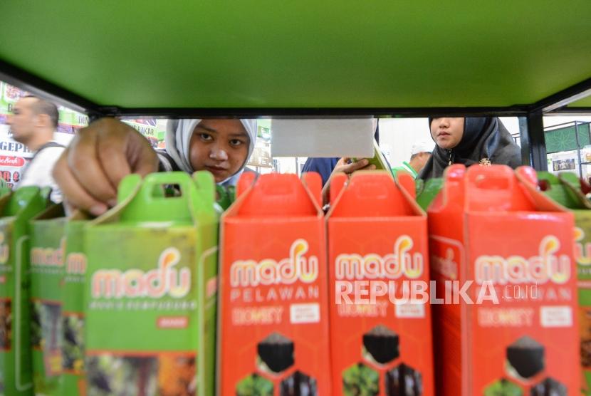 Pengunjung melihat produk yang dipamerkan saat gelaran Halal Expo Indonesia di Ice BSD, Tangerang, Banten (ilustrasi). Kementerian Koordinator (Kemenko) Bidang Perekonomian menekankan pentingnya memajukan ekosistem produk halal di Indonesia.