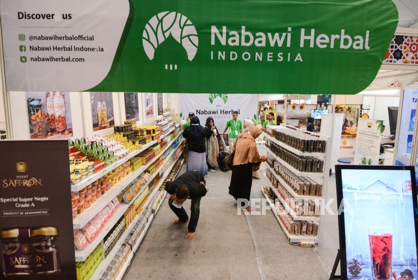 Indonesia, Malaysia & Thailand Perkuat Ekspor Produk Halal. Pengunjung melihat produk yang dipamerkan saat gelaran Halal Expo Indonesia di Ice BSD, Tangerang, Banten, Jumat (6/12).